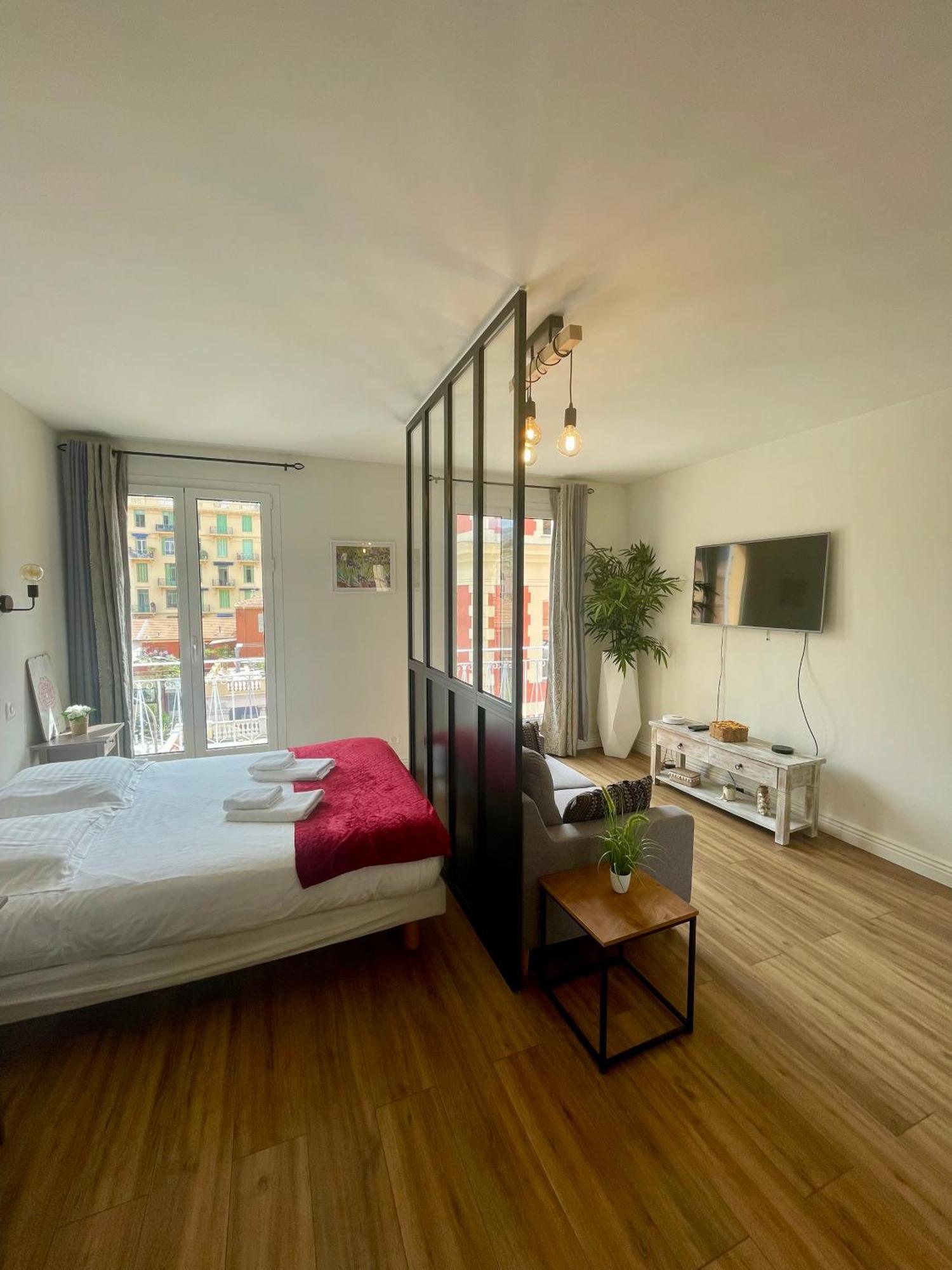 Le Verlaine, Studio En Centre Ville A Deux Minutes Des Plages Menton Exterior photo
